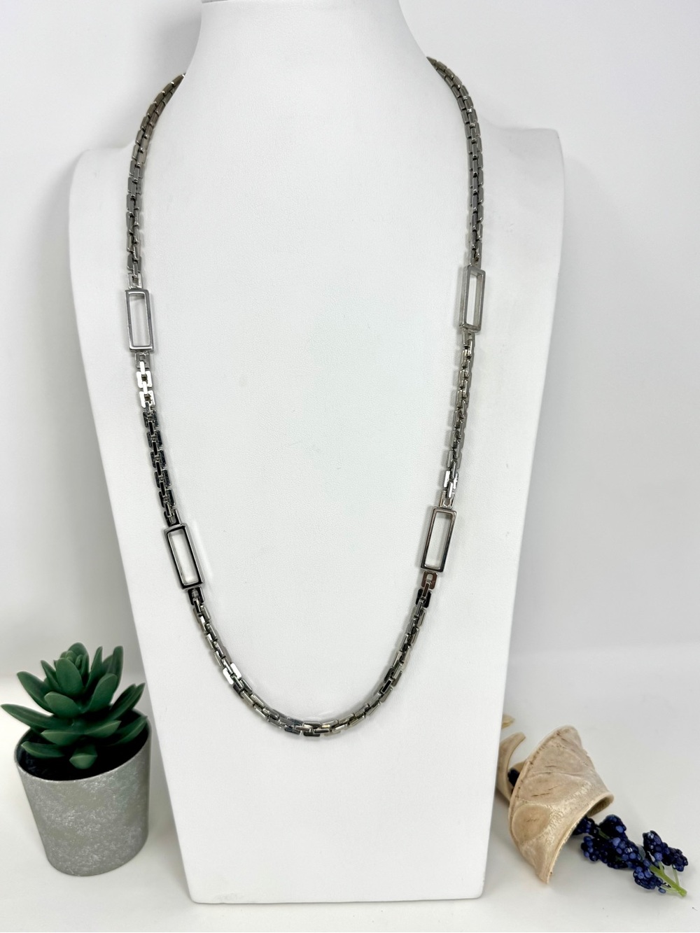 Modernist Silver-Tone Open Rectangle Station Box Link Chain Necklace EUC